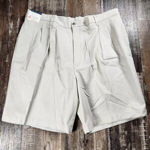 Roundtree and Yorke Men's Pleated Khaki Shorts 42 Waist